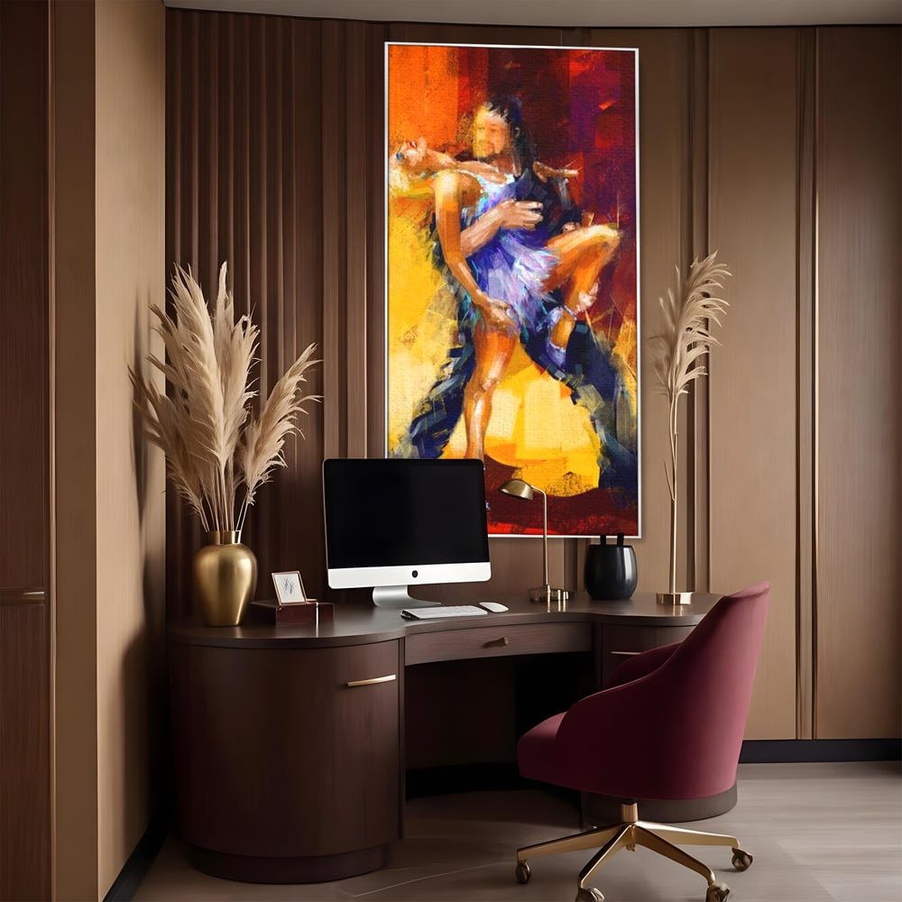 Tablou canvas cu tablou canvas cu un cuplu dansand tango, in rama de aluminiu argintiu, pe perete intr-un birou